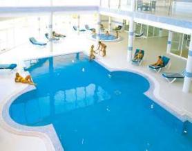 Fuerteventura a hotel Ambar Beach - vnitřní bazén