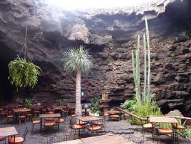 Pohled na restauraci uvnitř jeskyně Jameos del Agua Restaurace uvnitř jeskyně Jameos del Agua