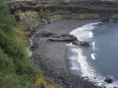 Pohled na pláž Playa Los Patos, Kanárské ostrovy Tenerife s pláží Playa Los Patos