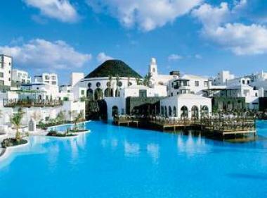 Bazén u hotelu Gran Melia Volcan na ostrově Lanzarote,