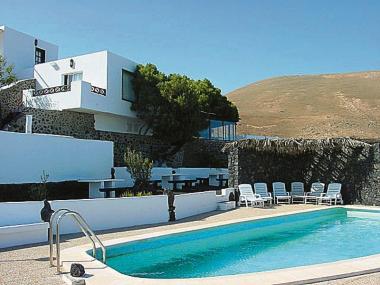 Jedna z budov La Calerita a bazén, Lanzarote