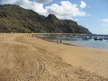 Tenerife s pláží Playa de Las Teresitas
