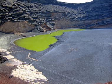 Lanzarote - jeden z Kanárských ostrovů, se zálivem El Golfo