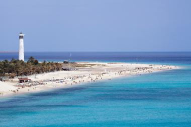 Pohled na pláž Playa de Morro Jable s majákem, Fuerteventura