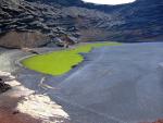 Lanzarote - jeden z Kanárských ostrovů, se zálivem El Golfo