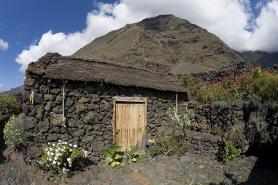 Guinea - typický dům z lávového kamene