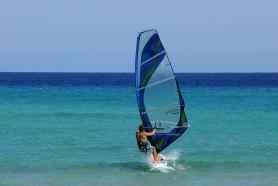 Pláž Playa Barca - windsurfista