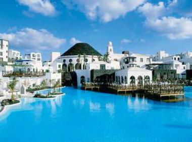 Bazén u hotelu Gran Melia Volcan na ostrově Lanzarote,
